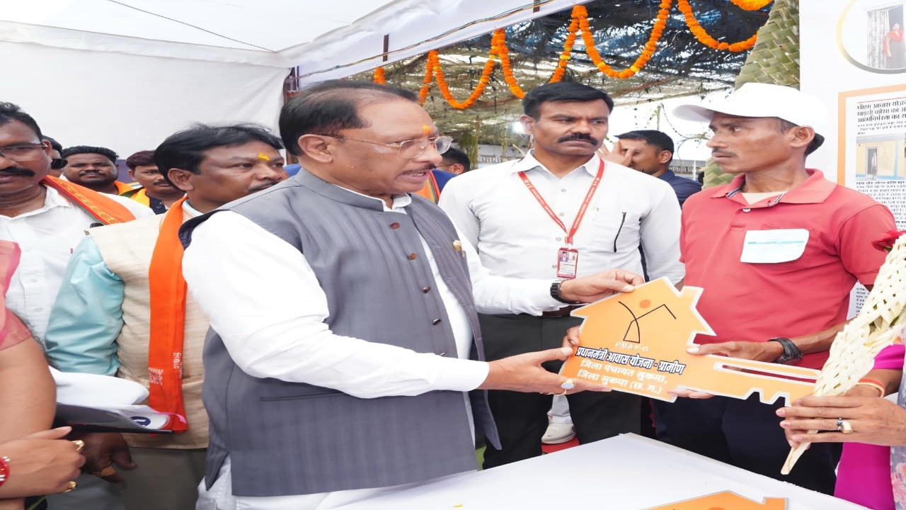 From a Mud Hut to a Permanent Home: Silger's Marvi Kosa Builds His Own Abode; Chief Minister Hands Over the 'Key to Happiness'