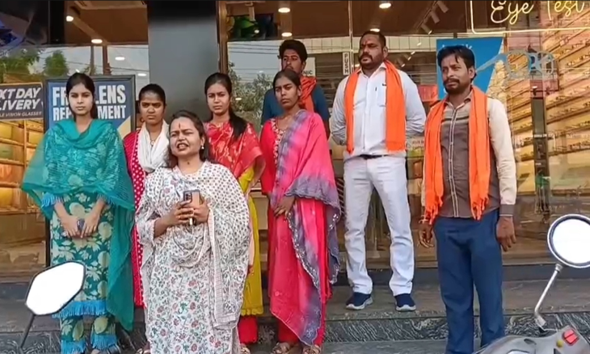 Protest Against Lenskart in the Capital: Intruders Storm Showroom, Smash Spectacles, and Assault Employees