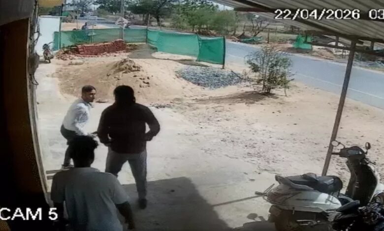 BJP Leader Beats Patwari and Operator: Storms Office, Attacks with Kicks and Sticks; Video Goes Viral