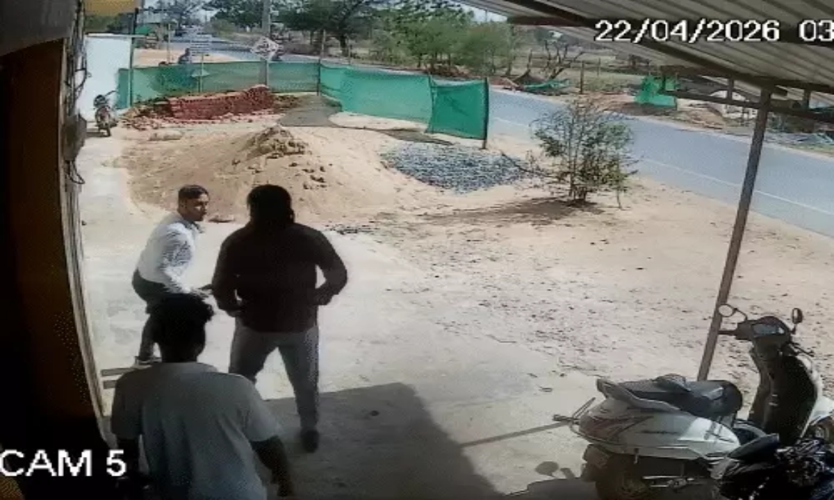 BJP Leader Beats Patwari and Operator: Storms Office, Attacks with Kicks and Sticks; Video Goes Viral