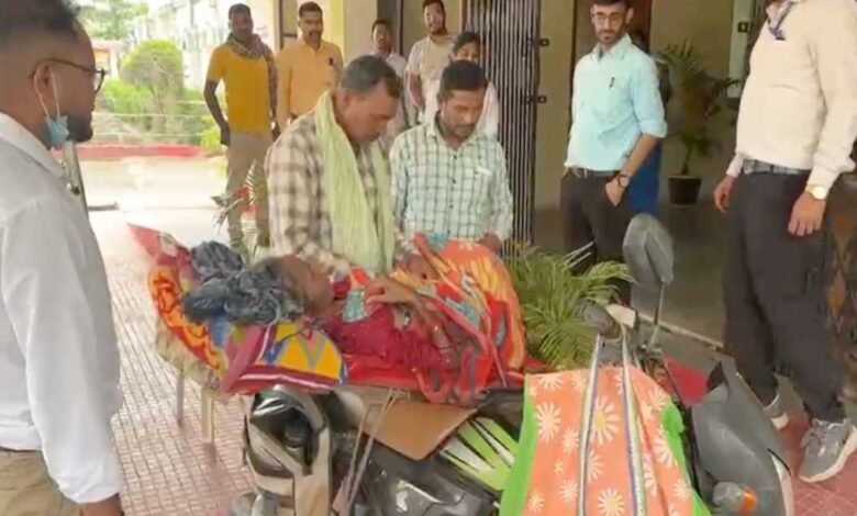 Healthcare System on a Cot in Chhattisgarh! Husband Carries Cancer-Stricken Wife to Hospital Tied to a Cot.
