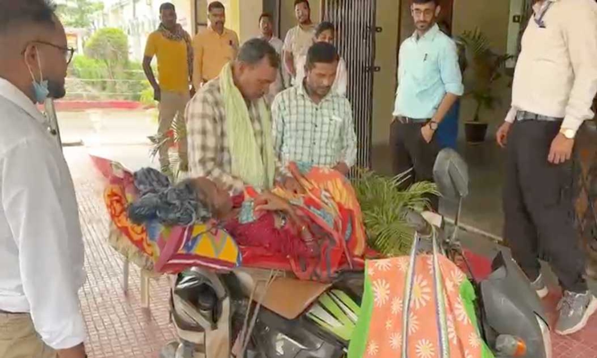 Healthcare System on a Cot in Chhattisgarh! Husband Carries Cancer-Stricken Wife to Hospital Tied to a Cot.