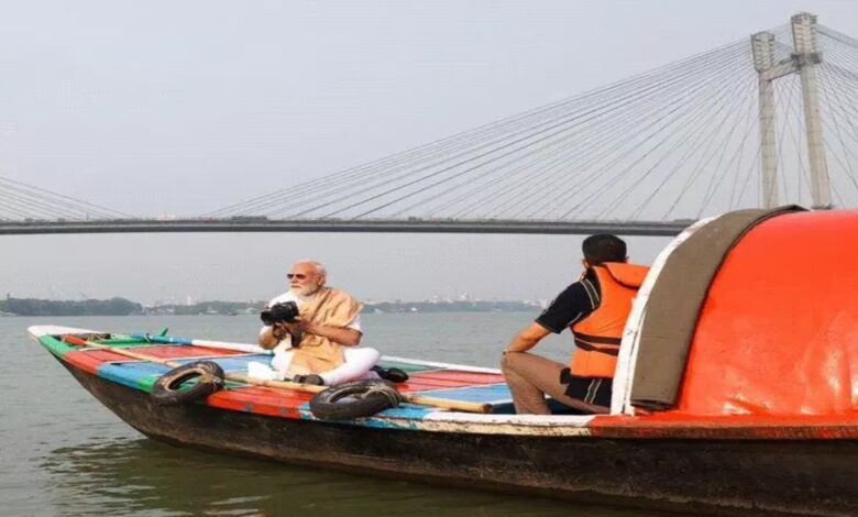 PM Modi's Boat Journey in Hooghly: Meets Boatmen; Shah Launches Sharp Attack on Mamata Government