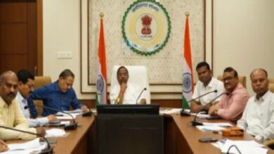 There is no shortage of fertilizer in the state; all farmers will receive fertilizers on time.