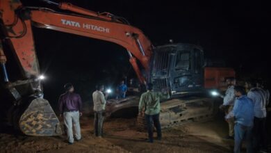 Government Cracks Down on Illegal Mining: Central Flying Squad Conducts Raid, 4 Machines Seized; Inspection Drive Continues Through the Night
