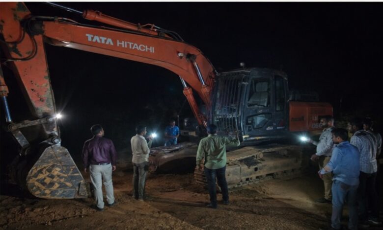 Government Cracks Down on Illegal Mining: Central Flying Squad Conducts Raid, 4 Machines Seized; Inspection Drive Continues Through the Night