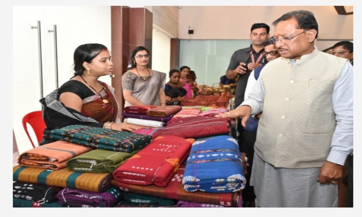 Handlooms Transform Destinies: Women of Nari Village Weave Success, Generating a Monthly Turnover of ₹4 Lakhs.