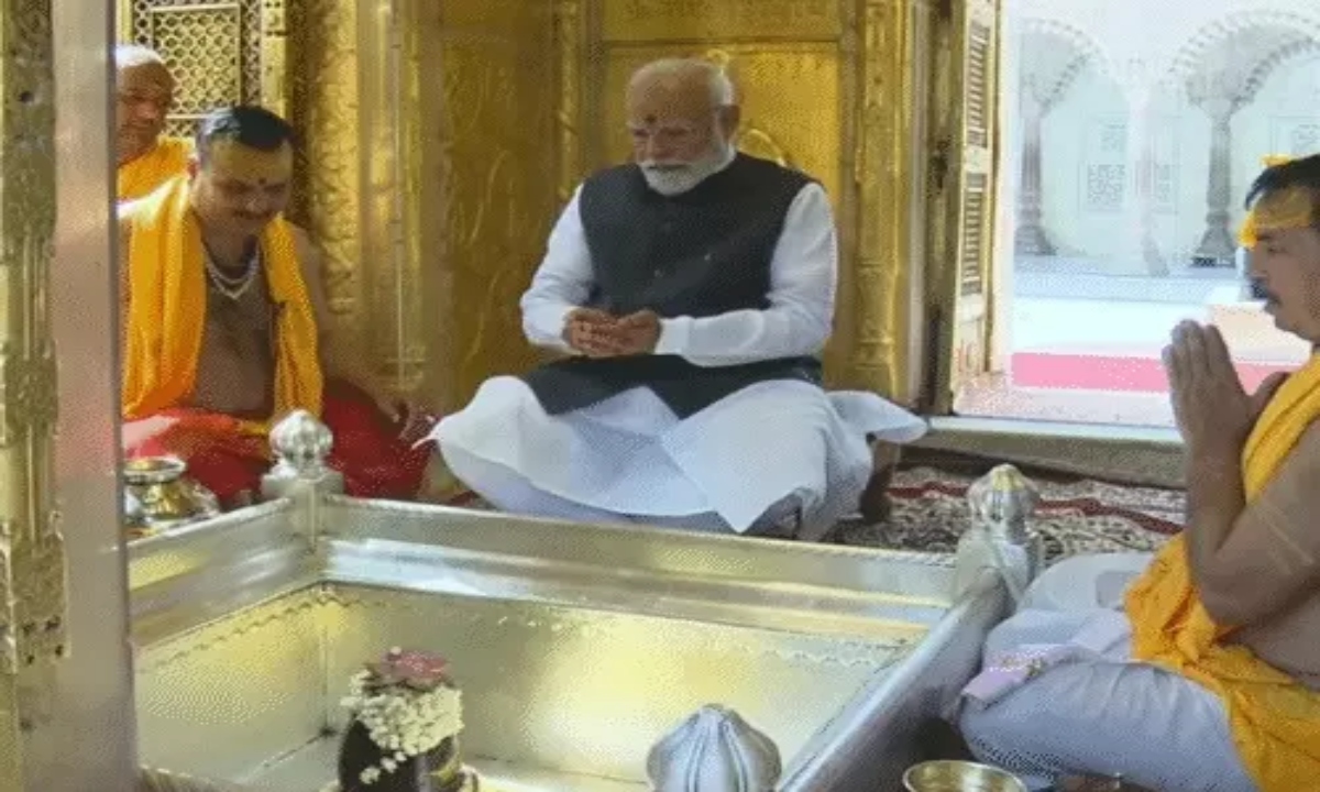 PM Modi's Grand Roadshow in Kashi: Worshipped Baba Vishwanath and Waved a Trident