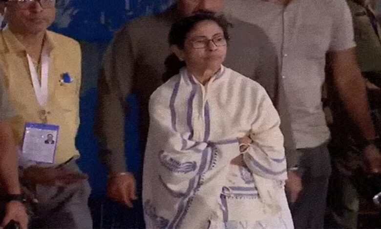 Mamata stayed at the Bhabanipur strong room for 4 hours.