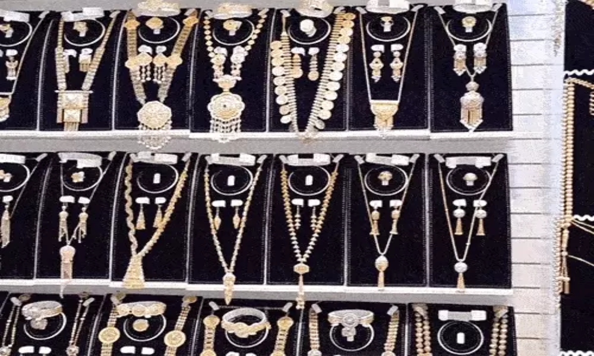 Both Gold and Silver Become Cheaper This Week: Gold Drops by ₹1,216, Silver Falls by ₹3,389 to Reach ₹2.40 Lakh Per Kilogram.