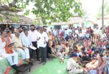CM Vishnudeo Sai Visits Chandagarh for 'Sushasan Tihar': Public Gathering Held Under the Shade of a Banyan Tree, Direct Interaction with Villagers
