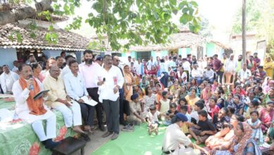 CM Vishnudeo Sai Visits Chandagarh for 'Sushasan Tihar': Public Gathering Held Under the Shade of a Banyan Tree, Direct Interaction with Villagers