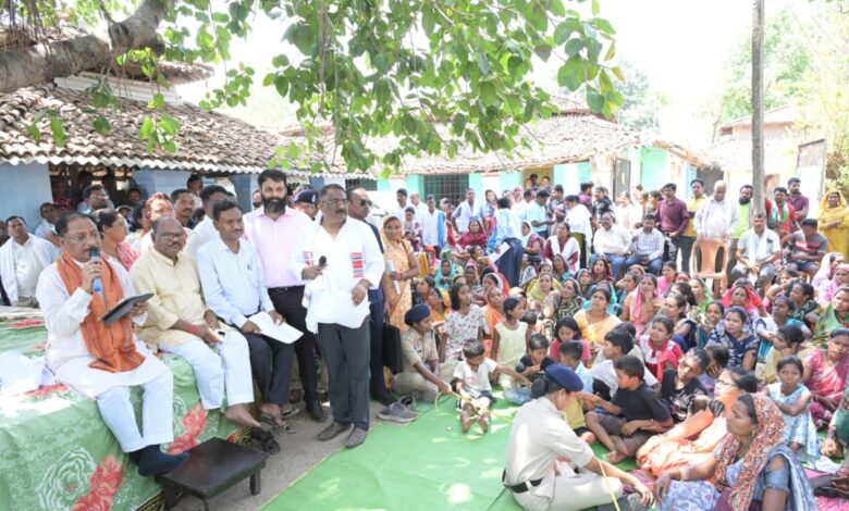 CM Vishnudeo Sai Visits Chandagarh for 'Sushasan Tihar': Public Gathering Held Under the Shade of a Banyan Tree, Direct Interaction with Villagers