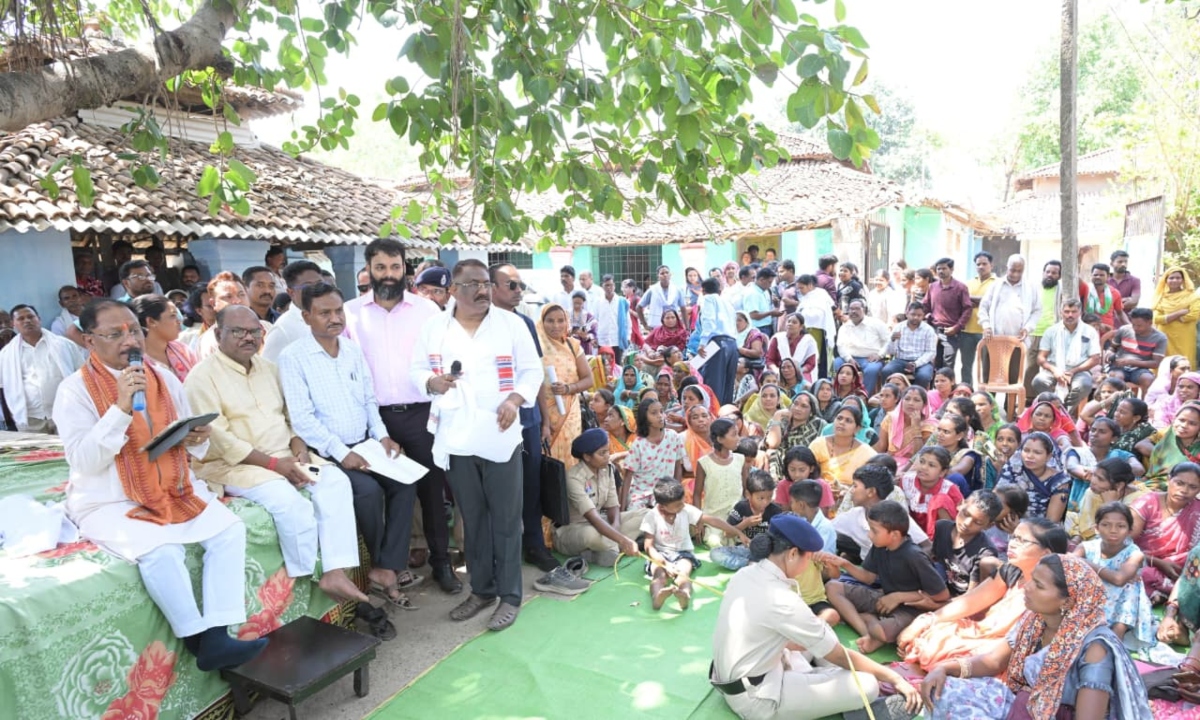 CM Vishnudeo Sai Visits Chandagarh for 'Sushasan Tihar': Public Gathering Held Under the Shade of a Banyan Tree, Direct Interaction with Villagers