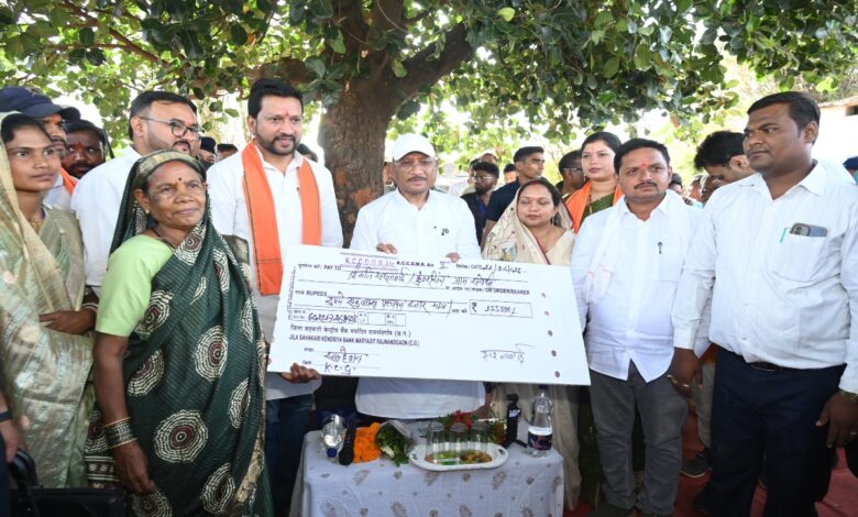 The Chaupal of Kamarkhol echoed with cheers, CM Sai was overwhelmed by the courage of the lakhpati sisters.