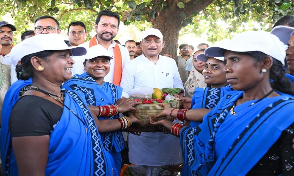 Good Governance Tihar: Women's Self-Help Group in Sarodhi Presents Basket of Local Products to CM Sai