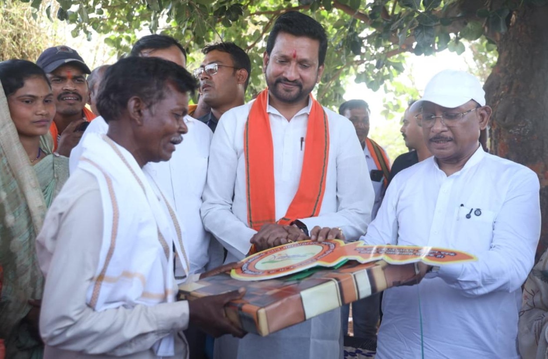 Sushasan Tihar: CM Sai Hands Over Keys to New Home to PM-JANMAN Beneficiary, Facilitates Housewarming Ceremony