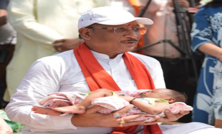 CM Sai Names Newborn; the Courtyard of Kamarkhol Resounds with the Name "Ravishankar"