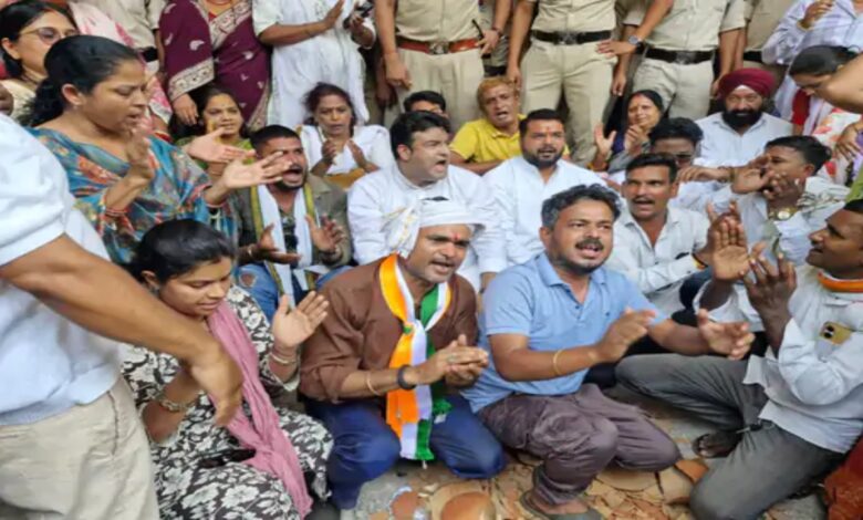 Congress Gheraos Municipal Office Over Water Crisis: Residents Forced to Fetch Water from 1 KM Away
