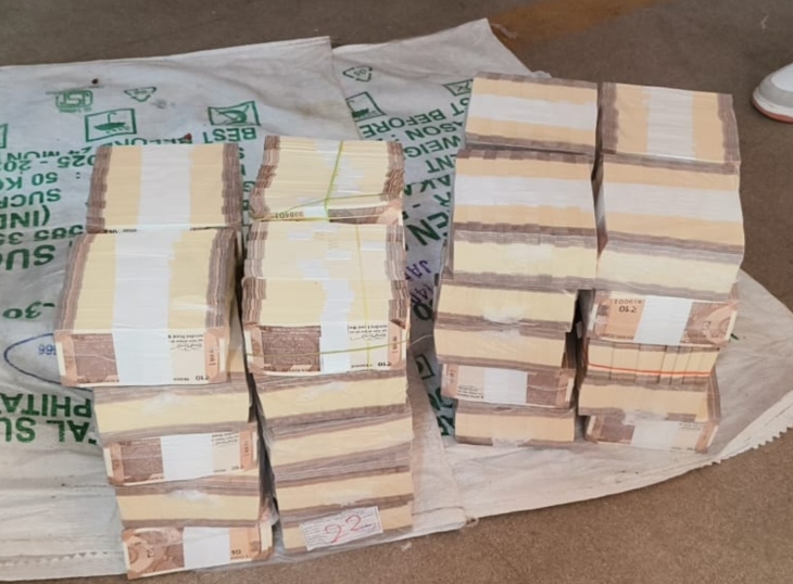 Police Raid at Hans Travels Office; ₹16 Lakh Recovered from Suspicious Parcel