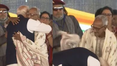 Modi Touches Feet of Elderly Worker at Suvendu's Swearing-in