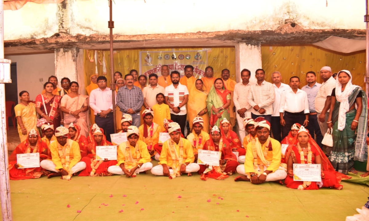 Chief Minister's Kanya Vivah Scheme: 65 Couples Tie the Knot in Jashpur; A Deaf-Mute Couple Also Performs the Seven Ritual Rounds
