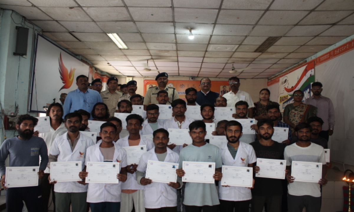 Skill Training for Inmates under the Nishchay Scheme: 67 Prisoners Awarded Certificates at Raipur Jail; Computer Center Inaugurated