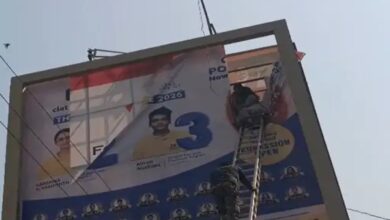 हाईवोल्टेज ड्रामा: रायपुर में 35 फीट ऊंचे होर्डिंग पर चढ़ी युवती