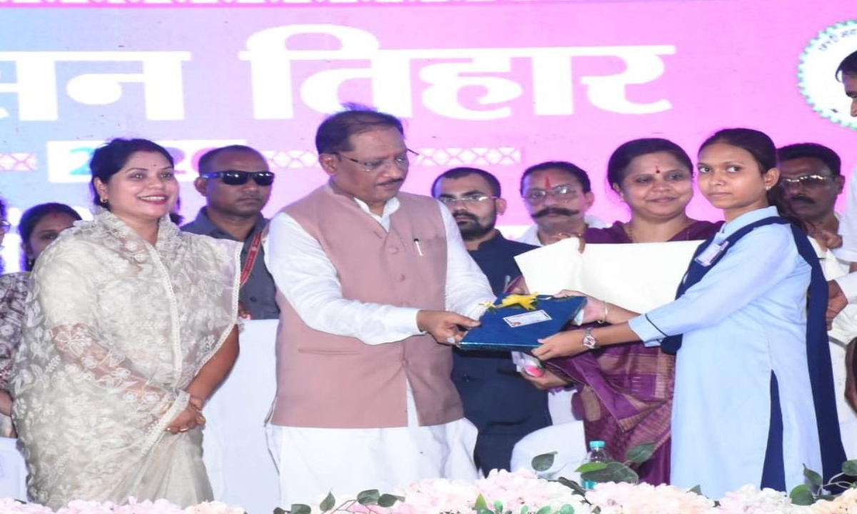 Daughter of Rural India Sets an Example: CM Vishnudeo Sai Honors Meritorious Student Kusum Lata
