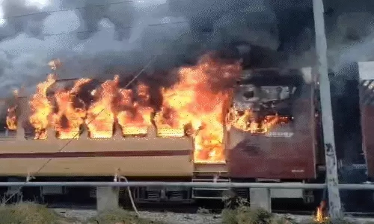 Fire breaks out in a train's general coach at Sasaram station; panic ensues among passengers.
