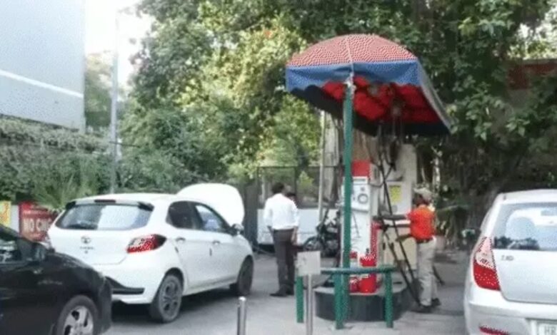 Petrol and Diesel Prices Rise for the Second Time in 5 Days: Fuel Becomes 90 Paise Dearer Starting Today; Petrol at ₹98.64 Per Liter in Delhi.