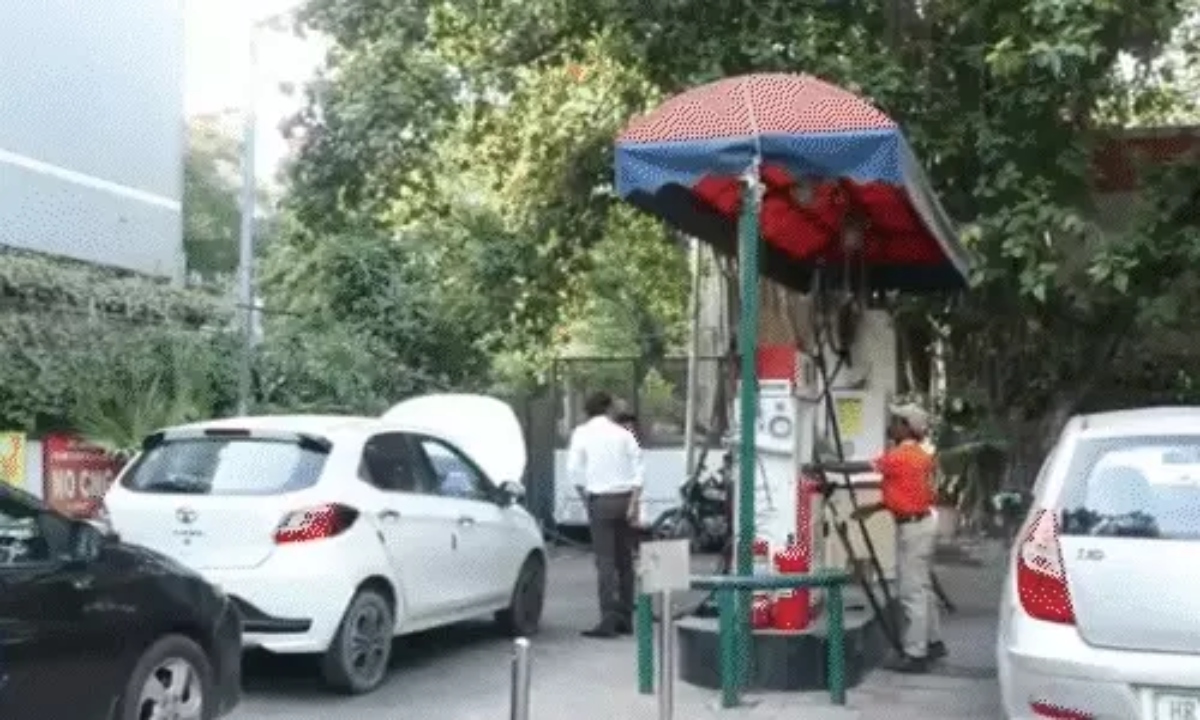 Petrol and Diesel Prices Rise for the Second Time in 5 Days: Fuel Becomes 90 Paise Dearer Starting Today; Petrol at ₹98.64 Per Liter in Delhi.