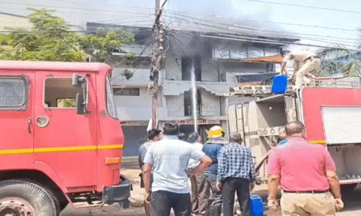 Massive Fire at Oil Warehouse; Still Uncontrolled After 3 Hours; Losses Worth Crores