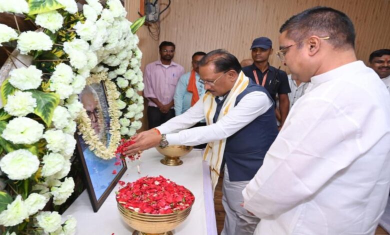 Chief Minister Pays Tribute to the Late Dinesh Sen