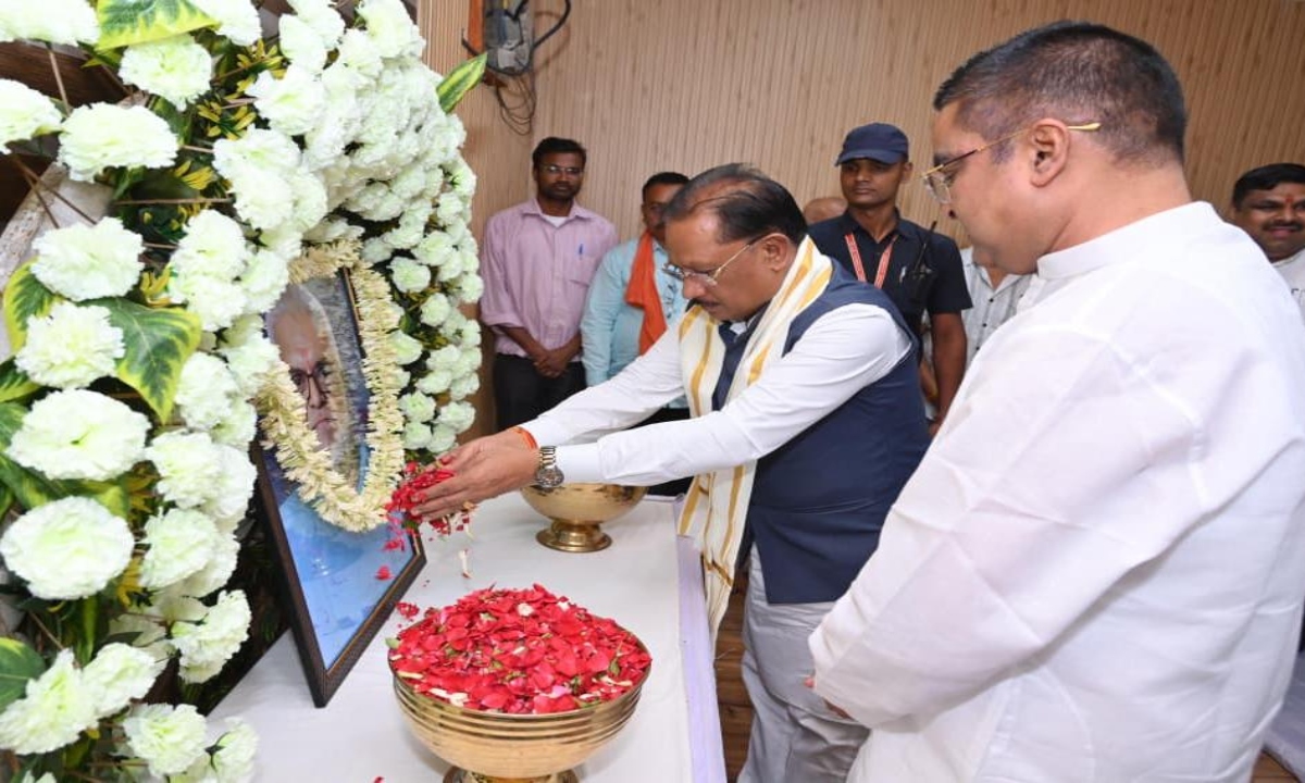 Chief Minister Pays Tribute to the Late Dinesh Sen