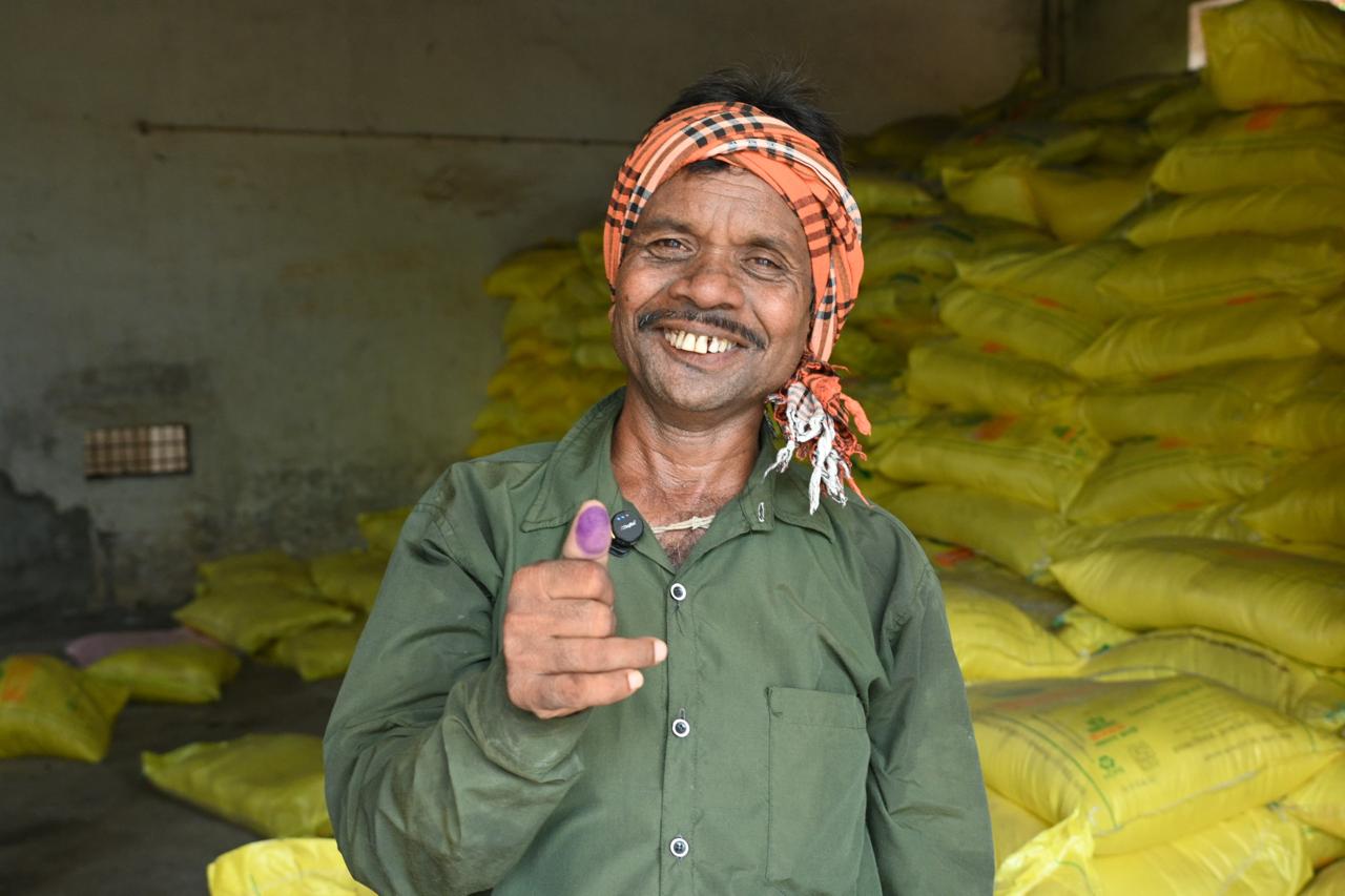 Farmers throng committees to procure fertilizers and seeds; express satisfaction with the streamlined system.