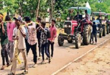 Unique Protest by Farmers in Bastar: Arrive at SDM Office Pulling Tractors with Ropes