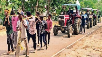 Unique Protest by Farmers in Bastar: Arrive at SDM Office Pulling Tractors with Ropes