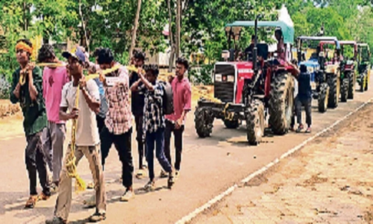 Unique Protest by Farmers in Bastar: Arrive at SDM Office Pulling Tractors with Ropes