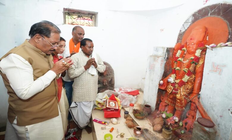 Chief Minister visits the historic Chaturbhuj Vishnu Temple.