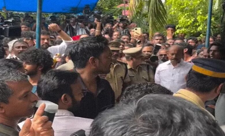 Salim Kumar's sons lash out at paparazzi at his funeral; say, "Let us bid a peaceful farewell."