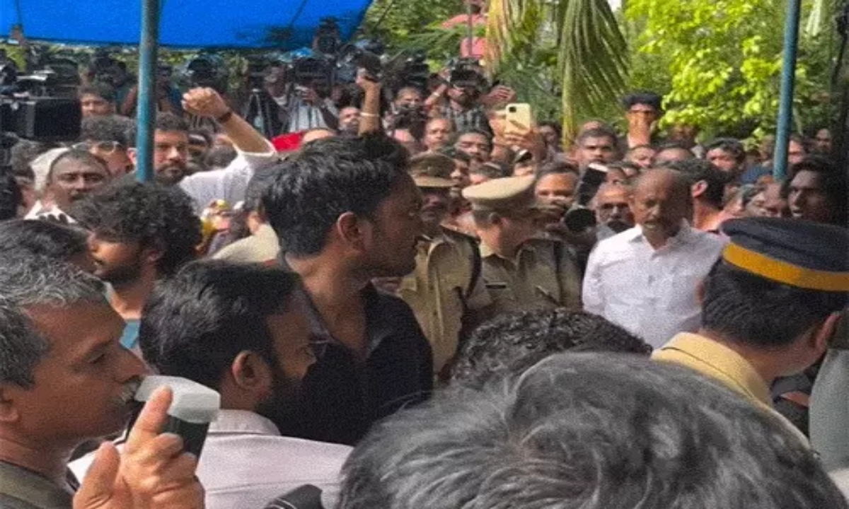 Salim Kumar's sons lash out at paparazzi at his funeral; say, "Let us bid a peaceful farewell."