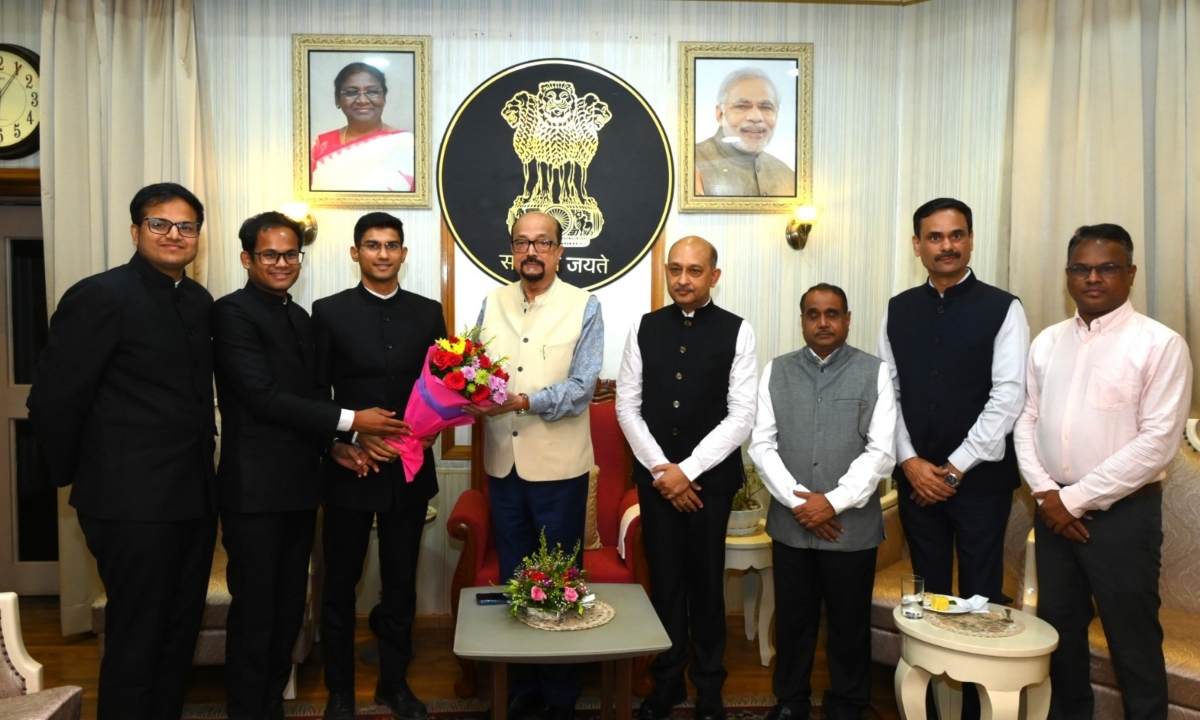 Probationary IAS officers met the Governor; termed public service as the supreme responsibility.
