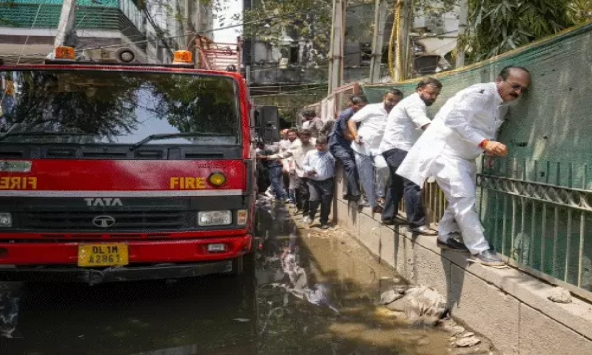 Delhi hotel fire: Questions raised over police investigation