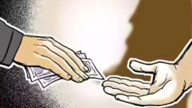 Bank official arrested for taking bribe in exchange for kiosk permission; CBI nabbed him red-handed.