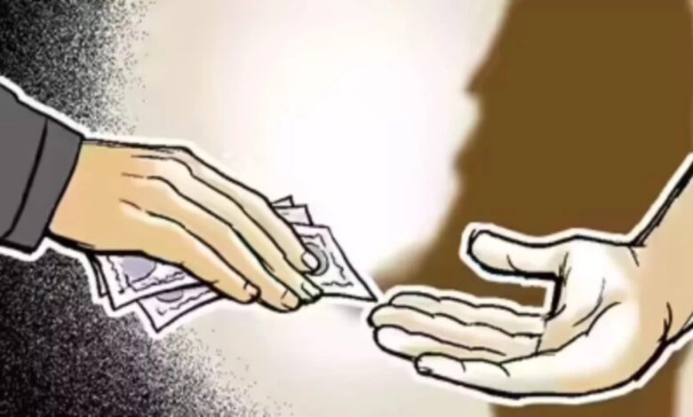 Bank official arrested for taking bribe in exchange for kiosk permission; CBI nabbed him red-handed.