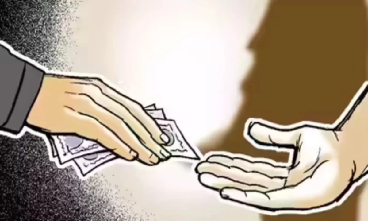 Bank official arrested for taking bribe in exchange for kiosk permission; CBI nabbed him red-handed.