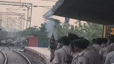 Uproar at station ahead of constable recruitment exam: Students resort to stone-pelting and vandalism.
