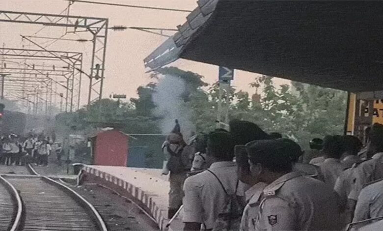 Uproar at station ahead of constable recruitment exam: Students resort to stone-pelting and vandalism.