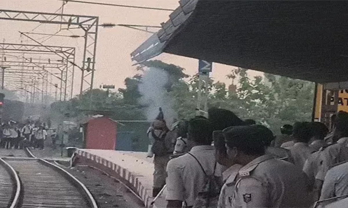 Uproar at station ahead of constable recruitment exam: Students resort to stone-pelting and vandalism.